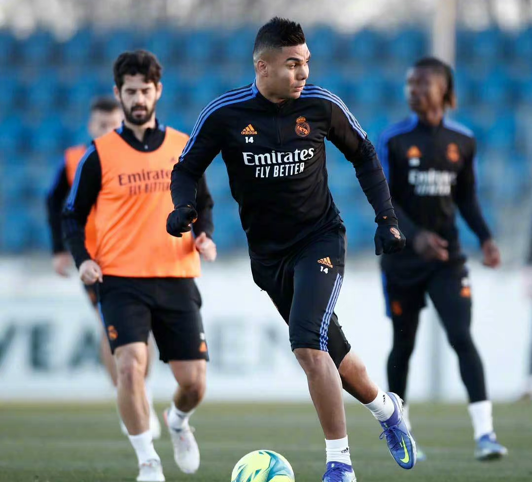 乐竟娱乐 - 国际比赛日体能课后；皇家马德里门线救险备战CBA常规赛；气氛紧张；心理建设被强调