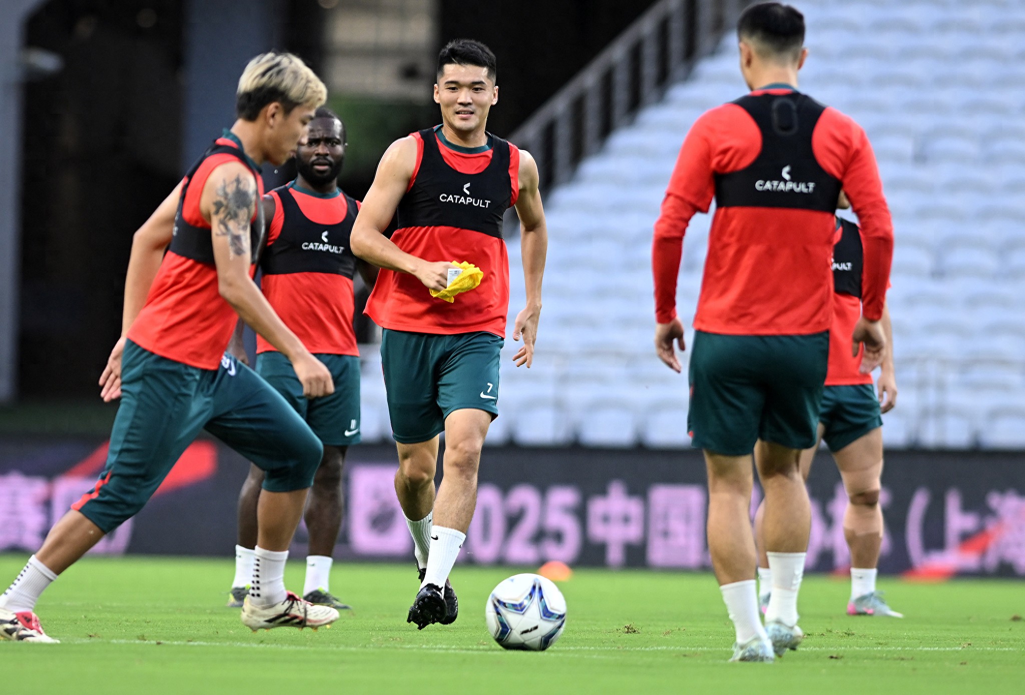 乐竟网站 -转会期体能课后;山东泰山再遭质疑备战中超;气氛紧张;年轻球员得到机会的简单介绍