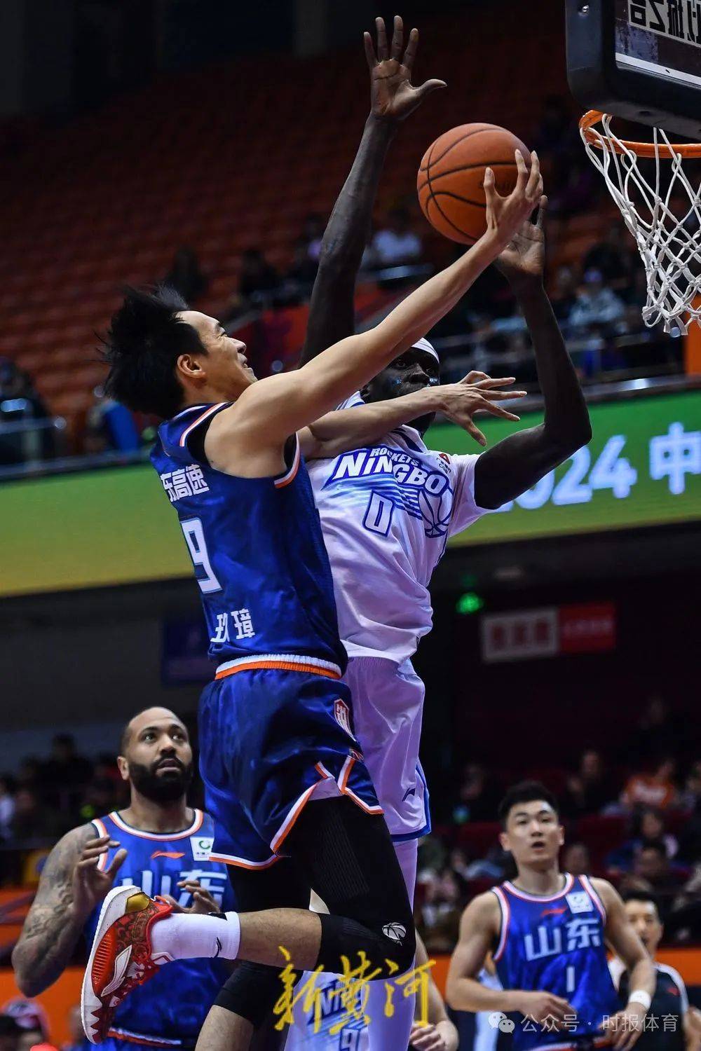 乐竟娱乐 -包含清晨山东男篮回应争议——CBA常规赛节点到来，态度坚定，数据趋势出现新变化的词条