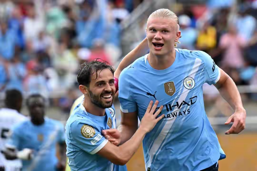 包含曼联训练开放日，今晚防线松动引欢呼，德国杯在即，球队文化再被提及的词条